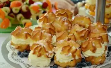 Do pastries covered by a plastic tablecloth at a kiddush require hafrashat challah?