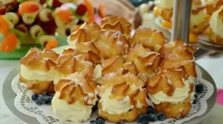 Do pastries covered by a plastic tablecloth at a kiddush require hafrashat challah?