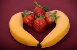 Propagation of strawberry and rose cuttings in bananas